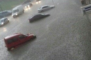 Злива у Чернівцях: автомобілі накрило "по самі вуха"