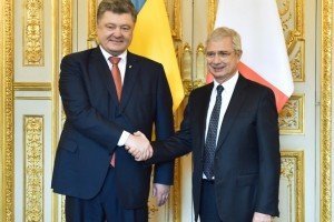 Порошенко у Франції: Світ має залишатися рішучим і єдиним у своїй реакції на зневагу Росії до міжнародного права
