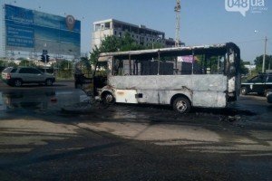 В Одесі дотла вигоріла маршрутка, водій вистрибував на ходу