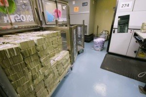 Де помирають долари: у США банкноти перероблятимуть на добриво