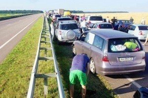 Масштабна ДТП на трасі Київ-Одеса: через кілометрові затори водії розбирають відбійники і їдуть по зустрічній