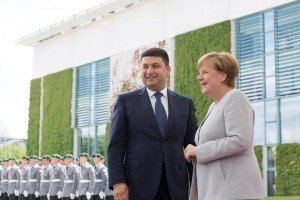 Гройсман розпочав перший візит у новому статусі - вже зустрівся з Меркель
