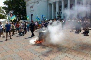 Мітинг в Одесі: поліція затримала підпалювача шин та ще кількох невідомих