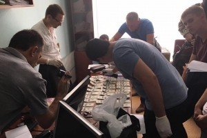 Харківських чиновників піймали на хабарі – у міськраді тривають обшуки