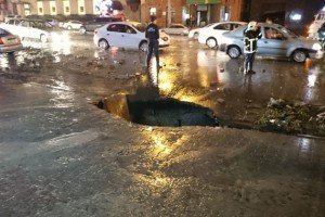 Рокова злива у Ростові: дівчину потоком води затягнуло під машину