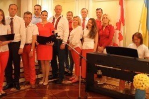 Урочисті співи під акомпанемент "українського Паганіні" – посольство України в Канаді виконало Гімн