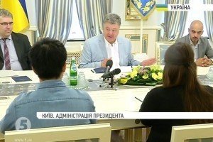 "Це наблизить Україну до Європи" &ndash; Порошенко зустрівся з волонтерами-іноземцями, які навчатимуть англійської дітей