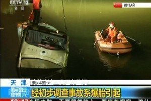 У Китаї пасажирський автобус злетів з дороги в кювет – 26 загиблих