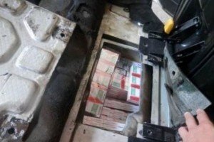 Громадянин Угорщини намагався вивезти з України в тайнику свого Land Rover контрабандні цигарки