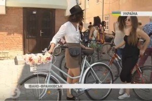 У стилі Коко Шанель: В Івано-Франківську відбувся шостий щорічний велопарад для дівчат