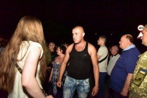 У Торецьку місцеві прибічники "русского мира" блокували переміщення військових