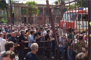 Абхазький майдан: у Сухумі мітингарі спробували штурмувати будівлю МВС