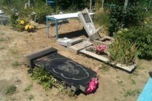 На Одещині вандали понівечили понад 150 пам'ятників на кладовищі