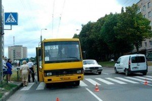 ДТП у Тернополі: Водій маршрутки на пішохідному переході наїхав на жінку з дитиною