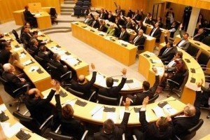 "Російське лобі": парламент Кіпру ухвалив резолюцію, що закликає ЄС скасувати санкції проти РФ