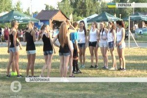 Блондинки проти брюнеток: у Запоріжжі влаштували перший дівочий футбольний турнір