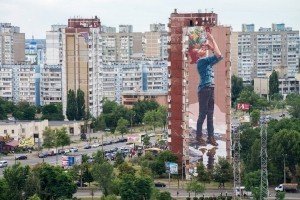 Дівчина з квітами: в Києві австралійський художник створив мистецьку візитівку спального району