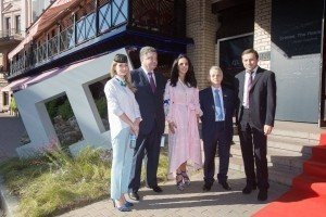 Порошенко відвідав презентацію документальної кінострічки "Крим.Спротив" 