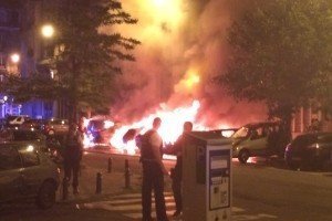 Вибухи у Брюсселі: неподалік Європарламенту згоріли кілька автівок – відео
