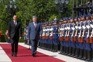 Офіційна церемонія в Баку: Порошенко зустрівся з президентом Азербайджану Ільхамом Алієвим