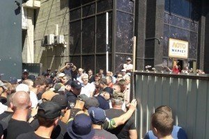 Сльозогінний газ і "тітушки": Масова бійка під Будинком профспілок 