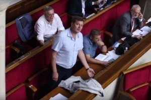 "Чесно": Екс-регіонал у Раді показав середній палець журналістській ложі