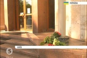 #PrayForNice: українці поклали квіти біля посольства Франції