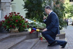 "Україна знає, що таке тероризм" – Порошенко вшанував пам'ять загиблих від теракту в Ніцці