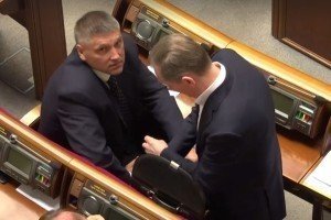 Екс-регіонала піймали в Раді за прихованою передачею чогось, схожого на гроші