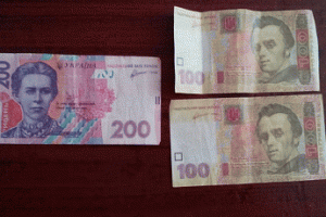 На Луганщині невідомі підкидають агітаційні листівки з підробленими грошима