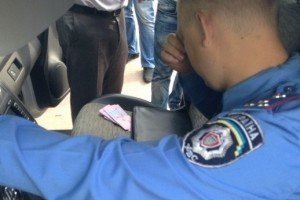 У центрі Чернігова на хабарі затримали інспектора поліції