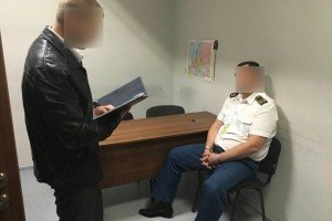 У київському аеропорту на хабарі затримали начальника відділу митного поста 
