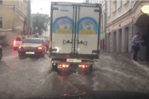 Москва у воді: потужна злива затопила російську столицю