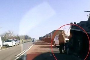 БТР-82а російських окупантів розчавив цивільне авто у Криму