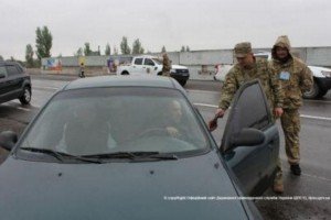 На контрольному пункті "Мар'їнка" в черзі скупчилось 400 автівок
