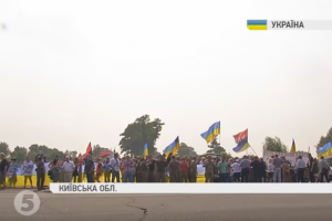 Штовханина, яйця та прокльони: як "хресна хода" оминула Бориспіль