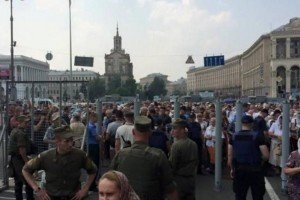 "Хресна хода" в Києві: Спостерігачі повідомляють про затриманих під час перевірки металошукачами