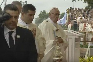 Папа Римський впав під час святкової меси у Польщі