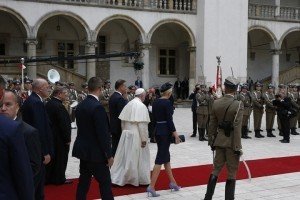 Папа Римський у Польщі: відслужив месу, проїхався на трамваї та отримав ключі від Кракова