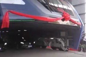 У Китаї протестували "автобус майбутнього"