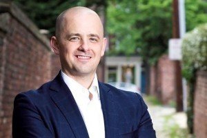 Екс-співробітник ЦРУ висуває свою кандидатуру у президенти США на противагу Трампу