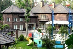 Суд заарештував маєток Кузьміна в Пущі-Водиці