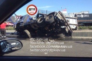 У Києві обмежили вхід на станцію Осокорки: поруч з метро перевернулася фура