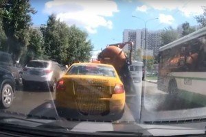 У Москві на дорозі "вибухнула" автоцистерна з нечистотами