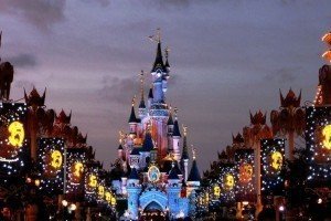 У паризькому Disneyland евакуювали кількасот людей: поліція шукає вибухівку