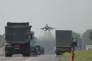 "Небесний щит-2016": українські Міг-29 приземлились на трасі Київ-Чоп