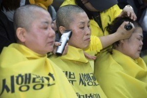 У Південній Кореї понад 900 людей поголили голови на знак протесту проти розгортання системи ППО