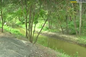 Київські активісти розчистили знакову річку Почайну