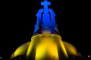 У Вільнюсі до Дня Незалежності пам'ятник і ратушу підсвітили кольорами українського стягу