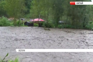 У Китаї рятували людей з острову, який утворився через повінь